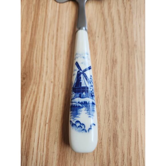 Delft Blue Holland Windmill Cheese Slicer & Spoon Set with Porcelain Clogs - Picture 4 of 8